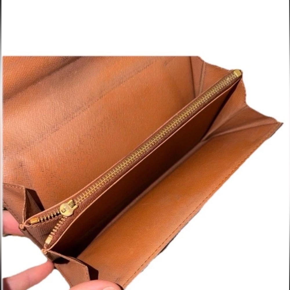 LOUIS VUITTON
Pre-Loved Brown Monogram Wallet - Picture 7 of 10